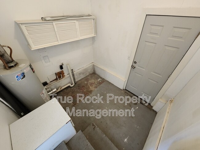 Building Photo - 933 Crestview Ave