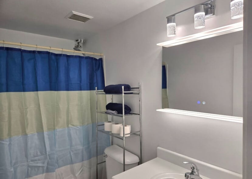 Building Photo - 227 Iron St