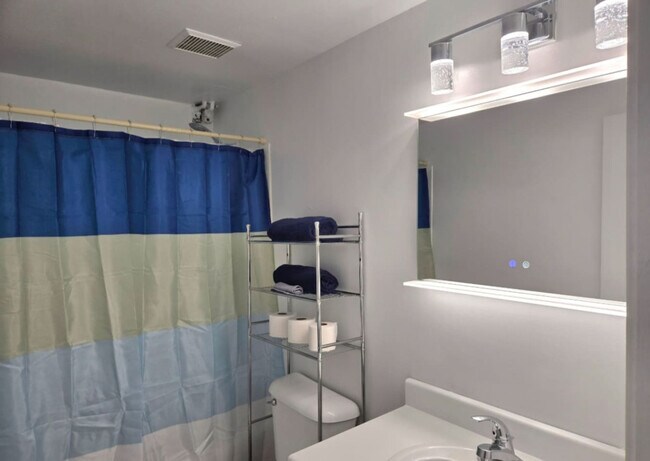 Building Photo - 227 Iron St