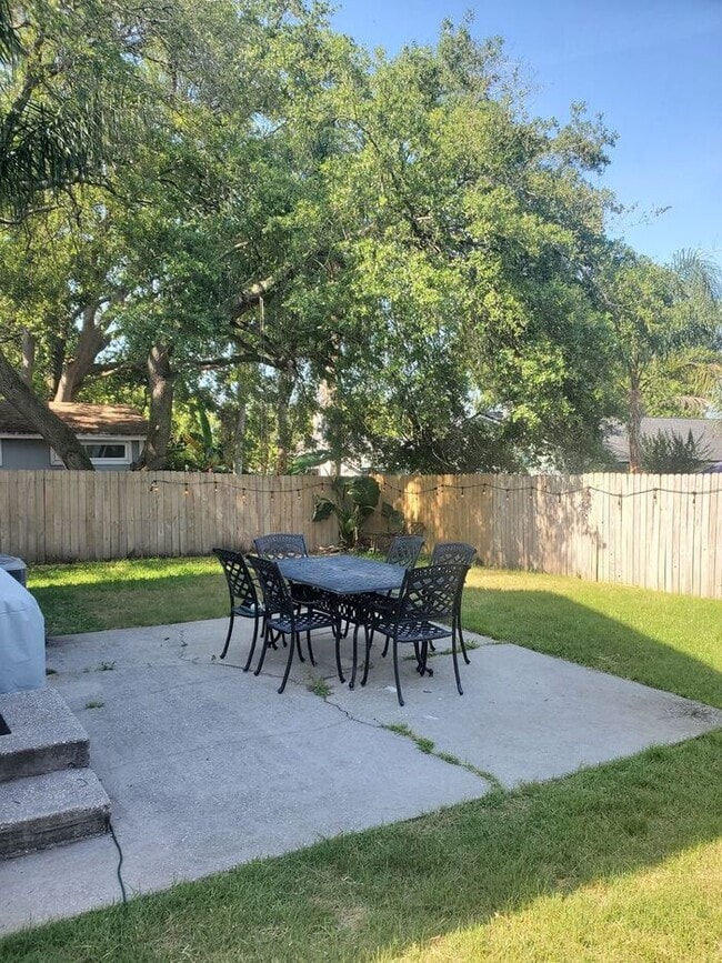 Building Photo - Beautifully Updated 3/2 One Mile from Beach!