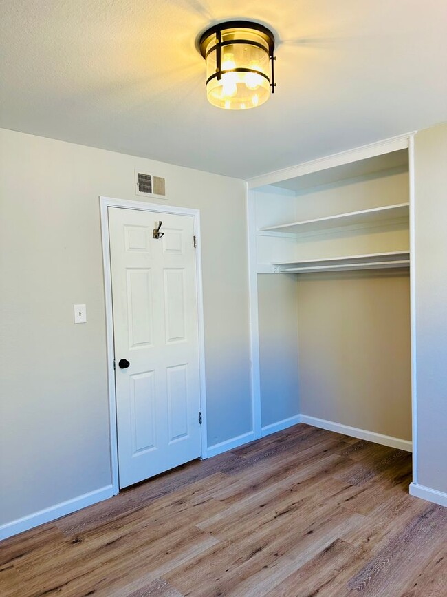 Building Photo - Charming 3 Bedroom Home