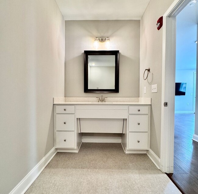 Building Photo - 2 Bed, 2 Bath Condo w/ Elevator Close to D...