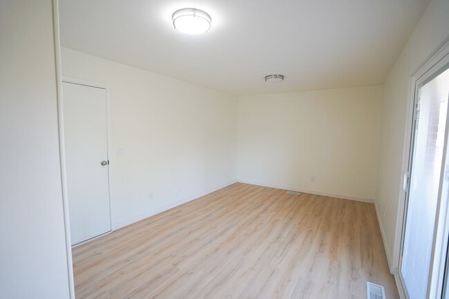Building Photo - Beautifully updated 3-bedroom, 2-bath bric...