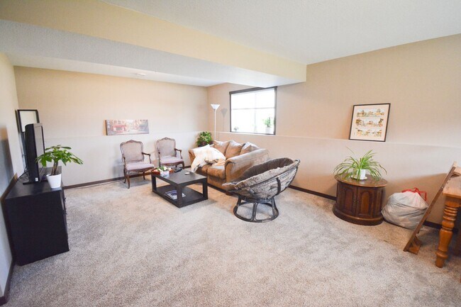 Building Photo - Beautiful and Spacious 4 Bedroom 3 Bath Available For Rent!