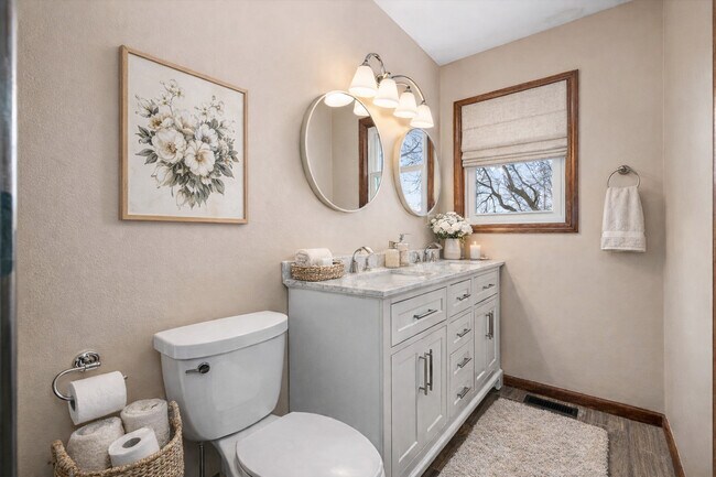 Building Photo - 931 Canterbury Dr