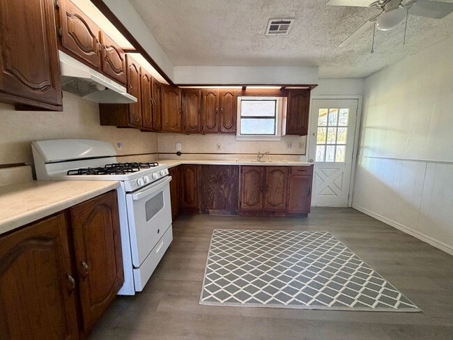 Building Photo - 1904 N Oklahoma Ave