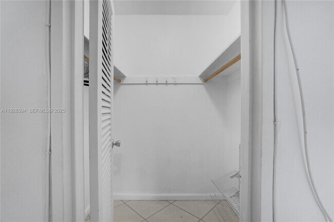 Building Photo - 10350 W Bay Harbor Dr