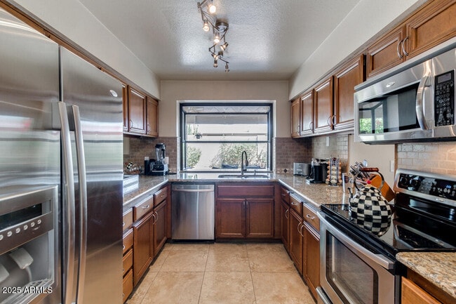 Building Photo - 6768 E Grandview Dr