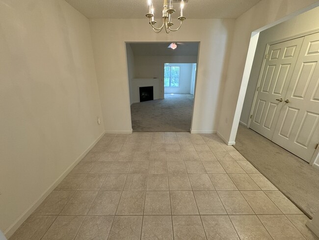 Building Photo - Move In READY! 2 bed 2 Bath with Garage! C...