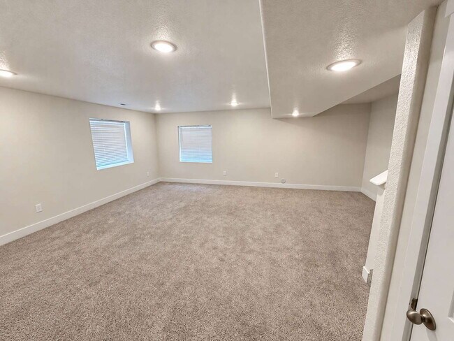 Building Photo - 5174 Roundhouse Dr