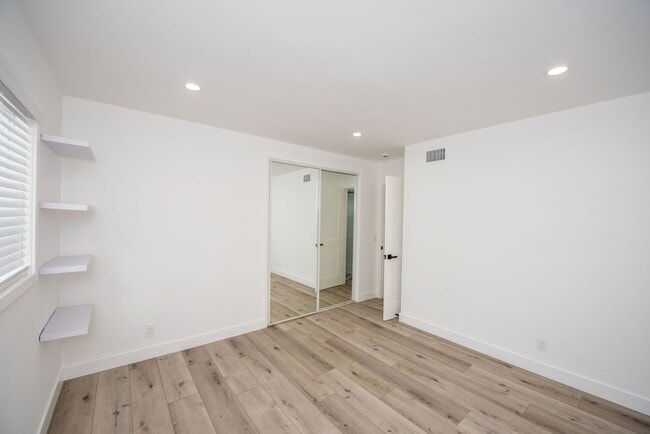 Building Photo - Dover Shores