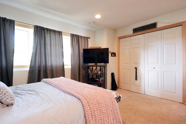 Building Photo - Spacious 4-Bed 3.5-Bath in Blaine - Available 6/10!