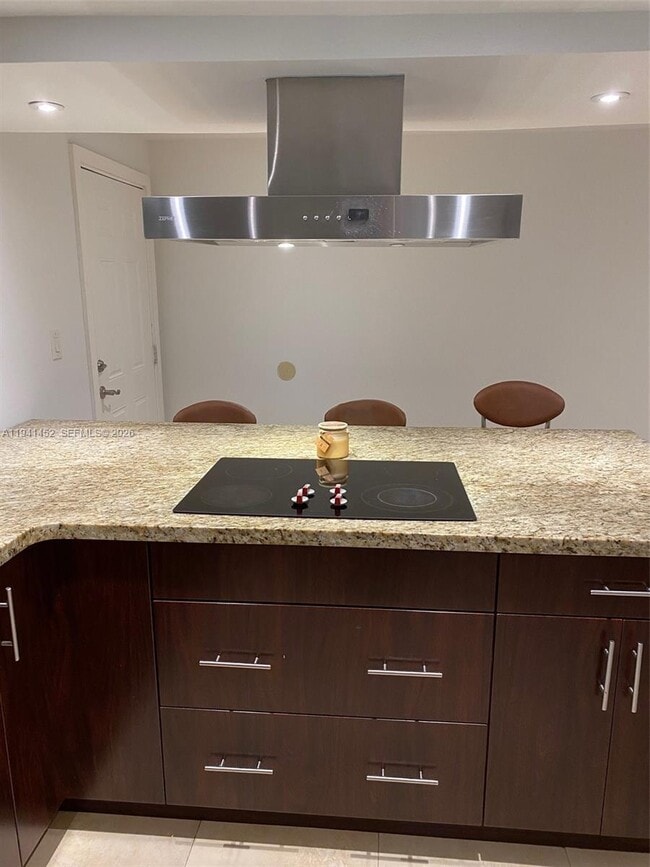 Building Photo - 9373 Fontainebleau Blvd