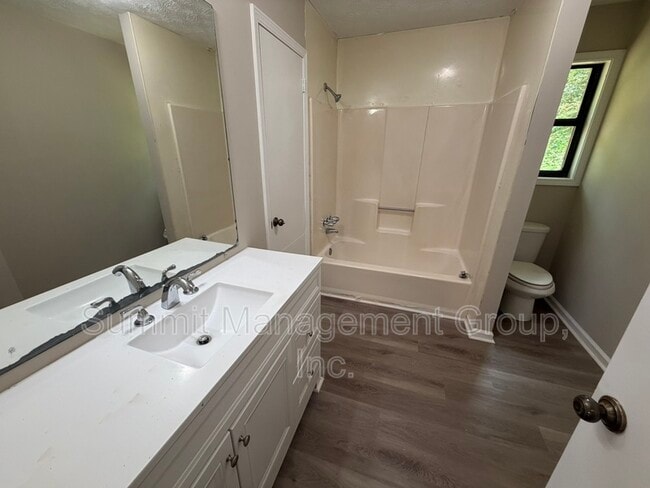 Building Photo - 1035 Eastview Rd NE