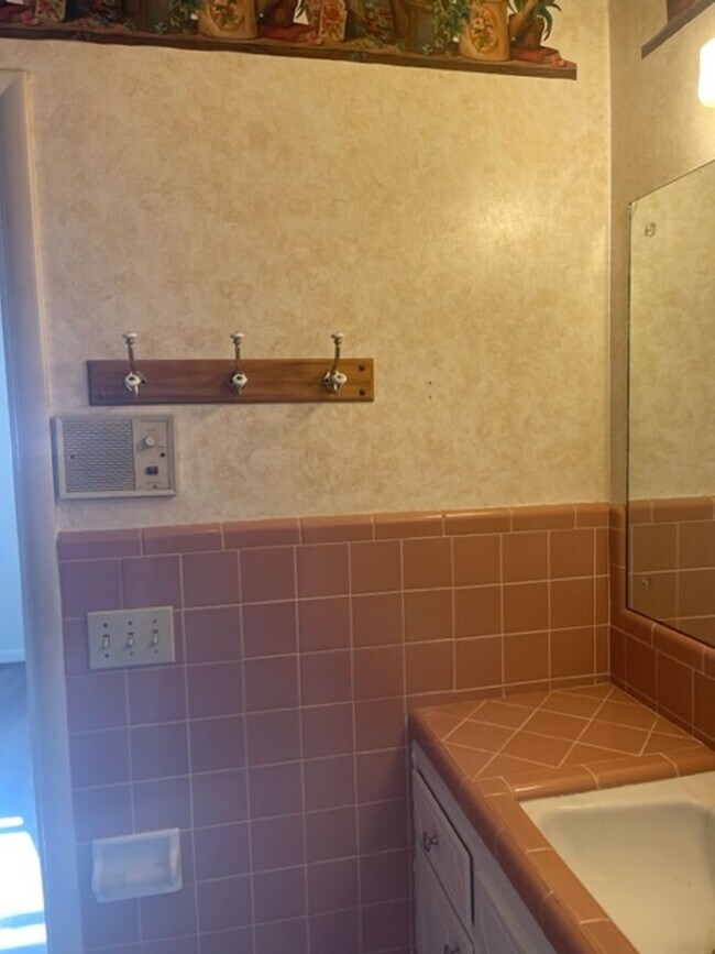 Building Photo - Large 1960's Home Near 21st & Sheridan!