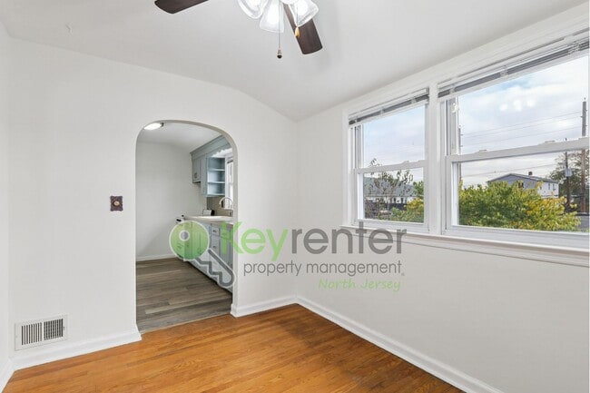 Building Photo - Spacious 1-Bedroom Apartment with Bonus Li...