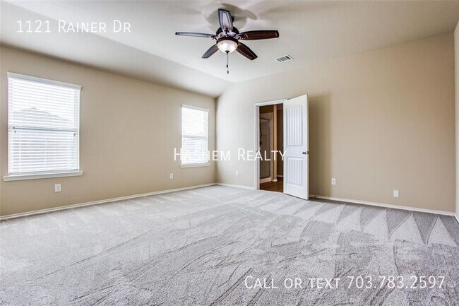 Building Photo - 1121 Rainer Dr