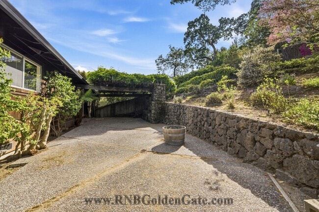 Building Photo - Gorgeous home with spacious yard in Kentfield for rent!