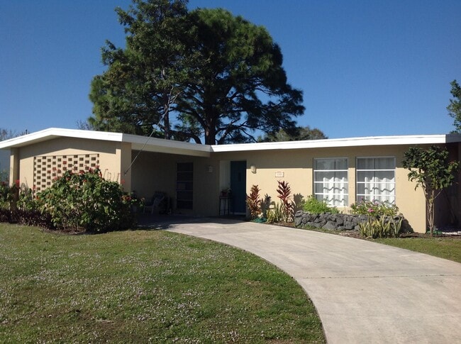 Primary Photo - 113 NE Tunison Ave