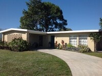 Building Photo - 113 NE Tunison Ave