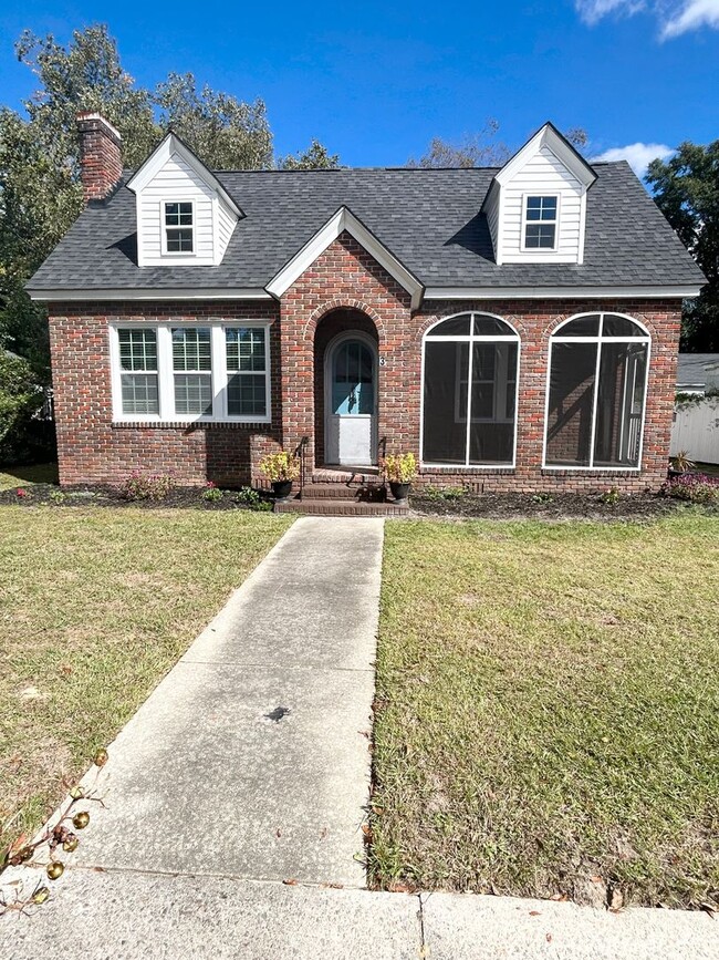 Primary Photo - Cute Cottage