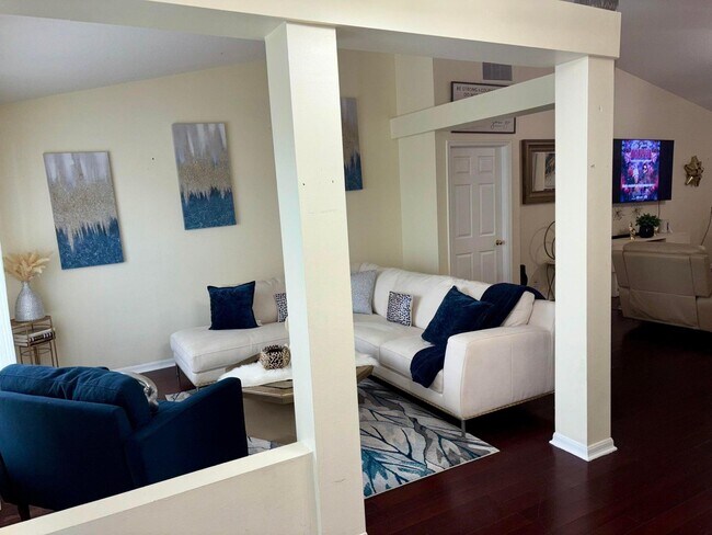 Building Photo - 981 SW McComkle Ave