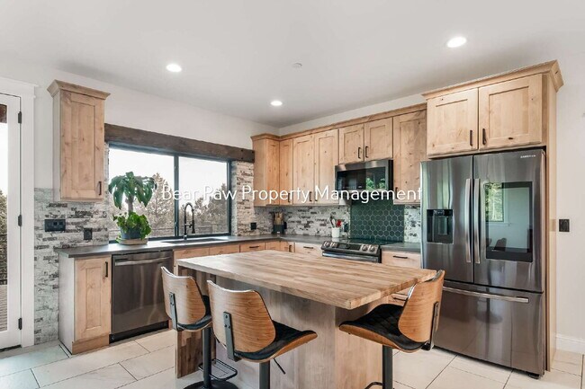 Building Photo - Gorgeous Home on Bear Mountain!