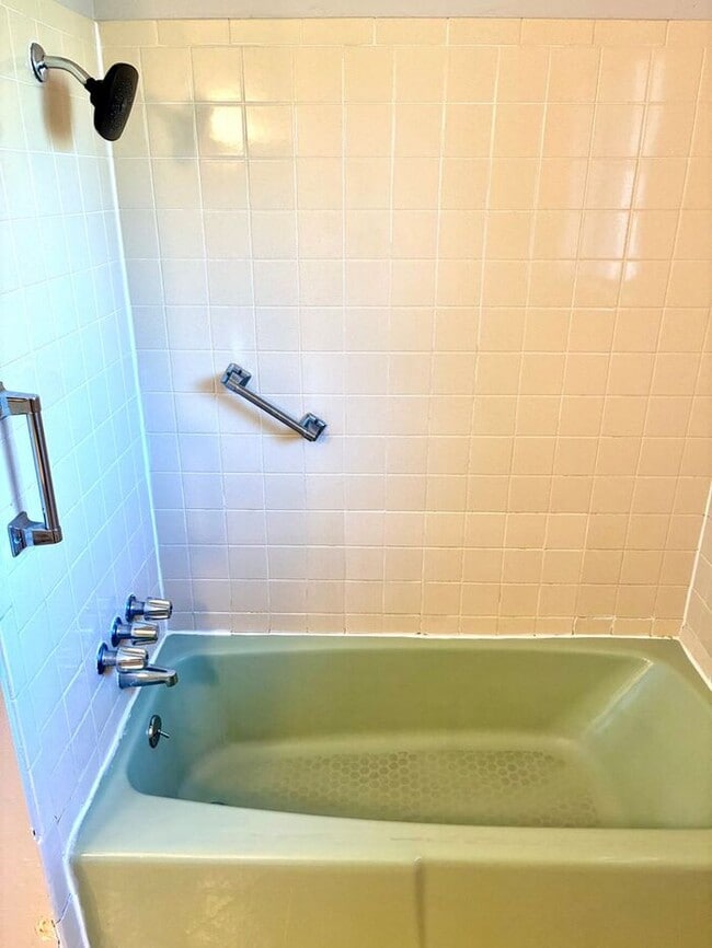 Building Photo - 3 Bedroom, 1 Bath Home with 1 car attached...