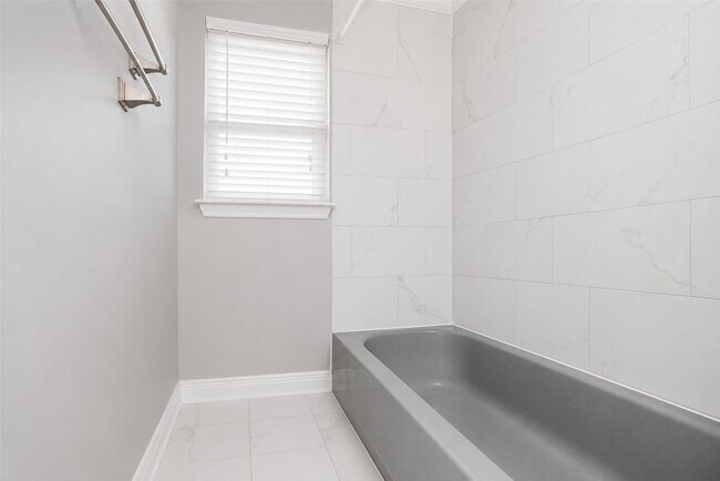 Building Photo - 9531 Weatherwood Dr