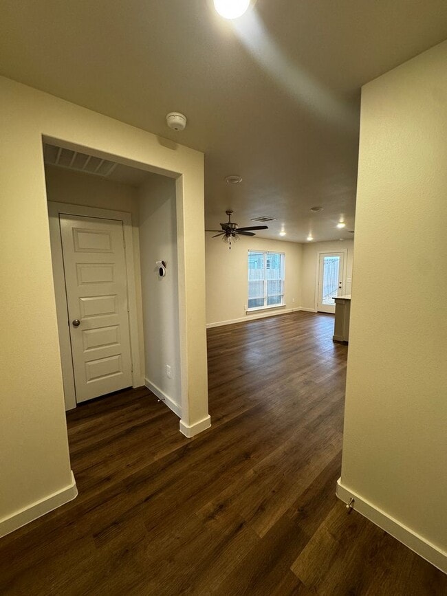 Building Photo - Located in Homestead!!! Newer Fabulous 3/2/1 CISD