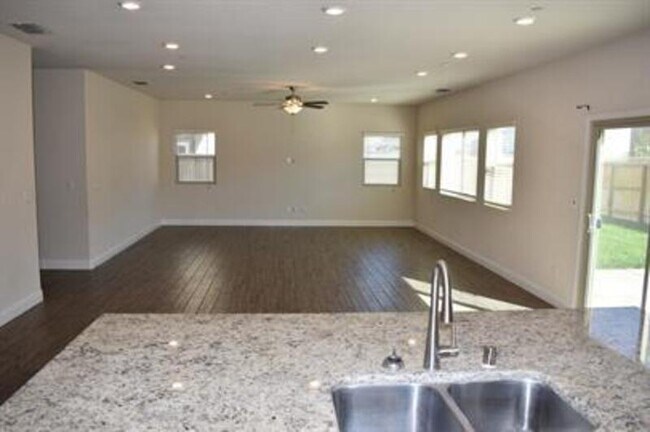 Building Photo - 2430 Quesada Dr