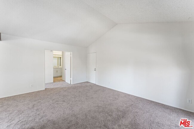 Building Photo - 4 Streamwood