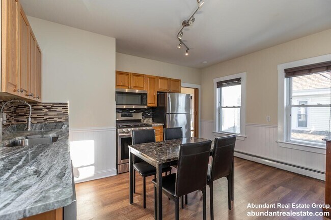 Building Photo - 376 Medford St