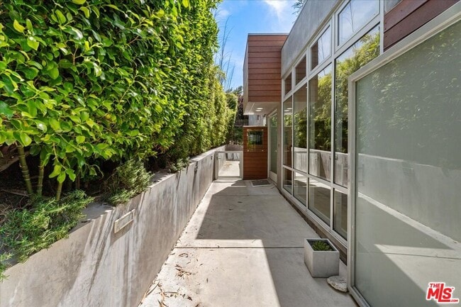 Building Photo - 3567 Woodcliff Rd