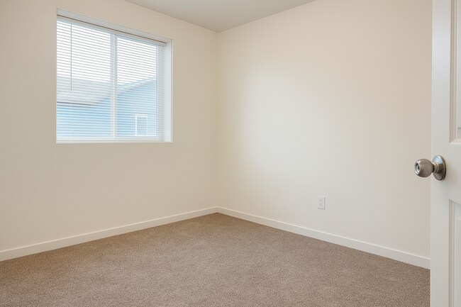 Building Photo - 4 bedroom duplex