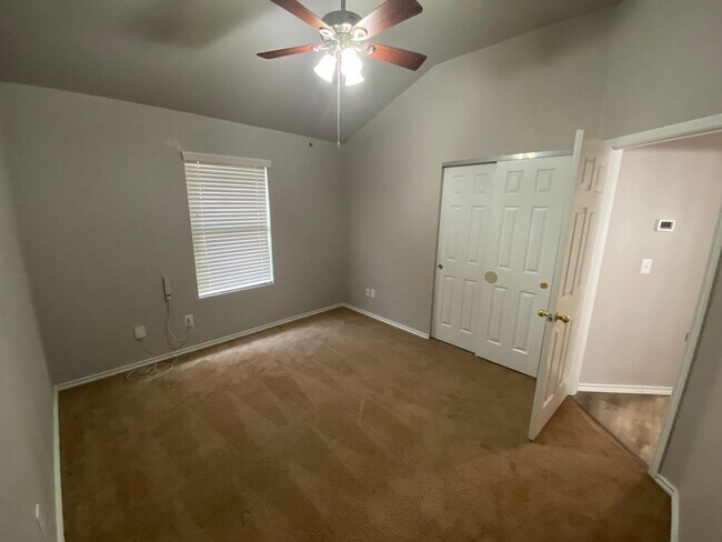 Building Photo - 3/2 Single Story ~ Conveniently located to...