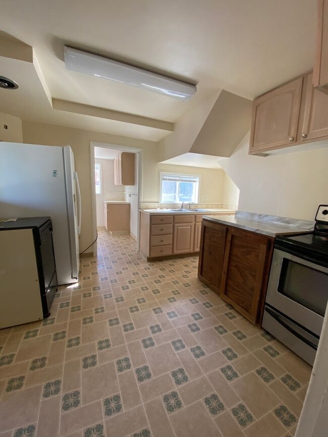 Building Photo - Cozy 3 Bedroom, 1 Bathroom Home with Spacious Back Yard.