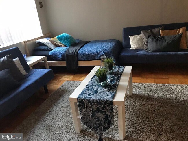 Building Photo - 522 21st St NW