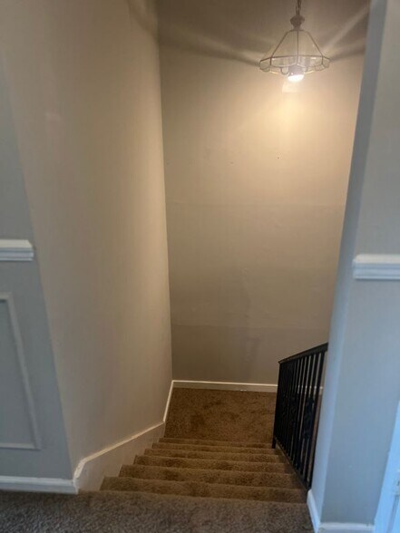 Building Photo - 6067 Regent Manor