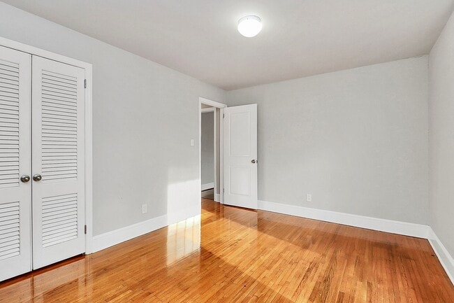 Building Photo - Lovely Two Bedroom Duplex!