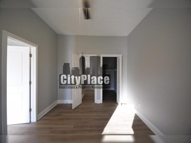 Building Photo - 2224 N Kenwood Ave