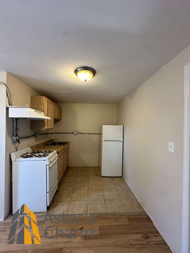 Building Photo - 910 Edmondson Ave