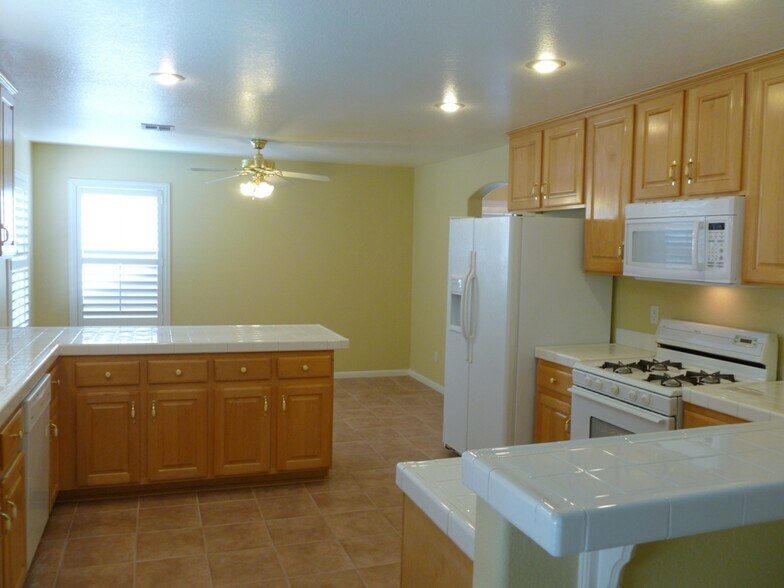 Building Photo - 208 Chaco Canyon Dr
