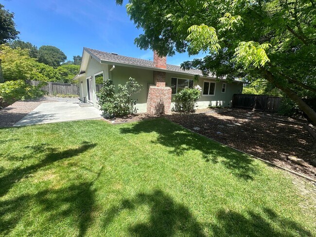 Building Photo - Charming Terra Linda Home in San Rafael