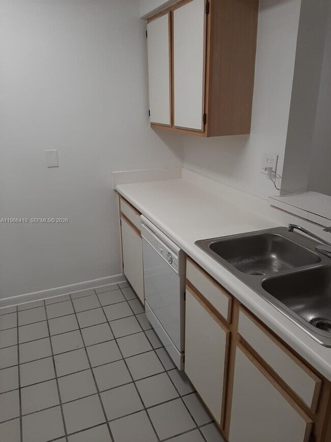 Building Photo - 2850 N Oakland Forest Dr