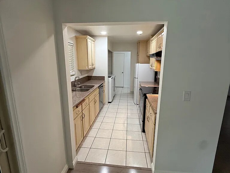 Building Photo - 5718 Ravenspur Dr