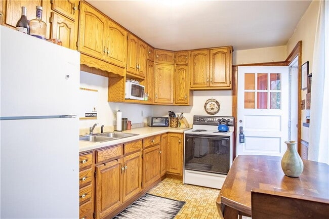 Building Photo - 3 bedroom, 1 bathroom Home With Garage