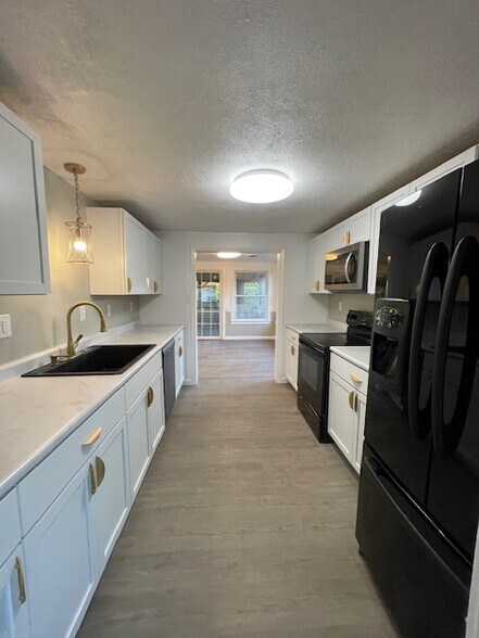 Building Photo - 2527 Riverside Dr