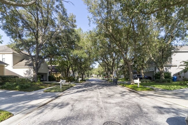 Building Photo - Beautiful 4/2 home Located on a tree lined street in the gate of country club community of the Hu...