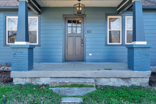 Building Photo - Charming Bungalow with 1 Bedroom Plus Office, Fenced Yard and Pet Friendly in East Nashville